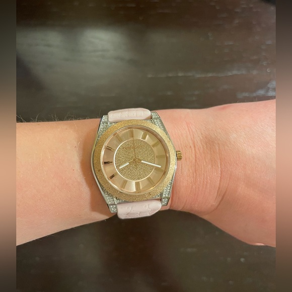 Michael Kors women’s watch with pink rubber band - Picture 4 of 6